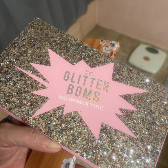 Glitter bomb eye shadow palette - Picture 2 of 2